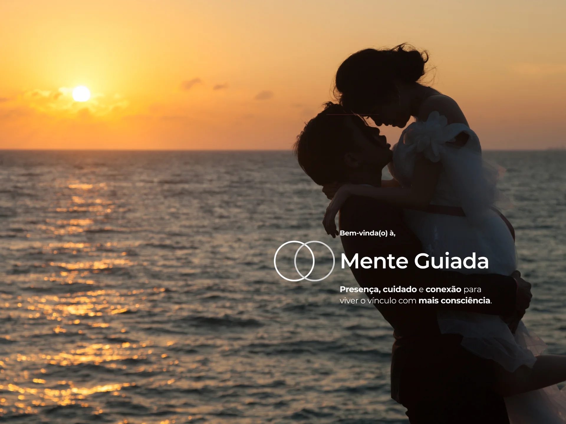 Casal em um momento de proximidade à beira-mar durante o pôr do sol